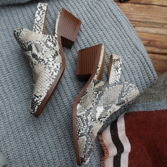 🆕️//The Victoria// Snake print Mule - Picture 5 of 7